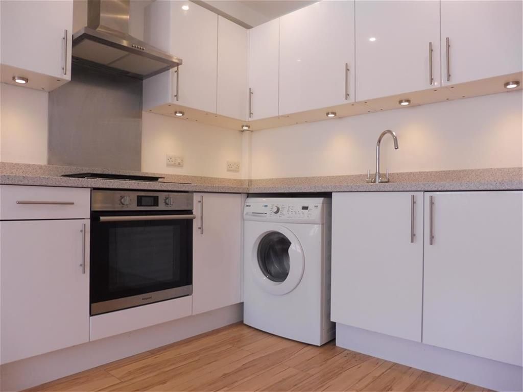 Property photo 3 of 10 Kitchen