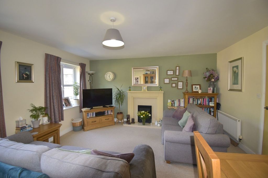 Property photo 2 of 21 Sitting Room