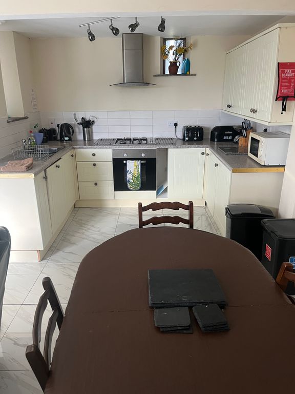 Property photo 3 of 9 Kitchen