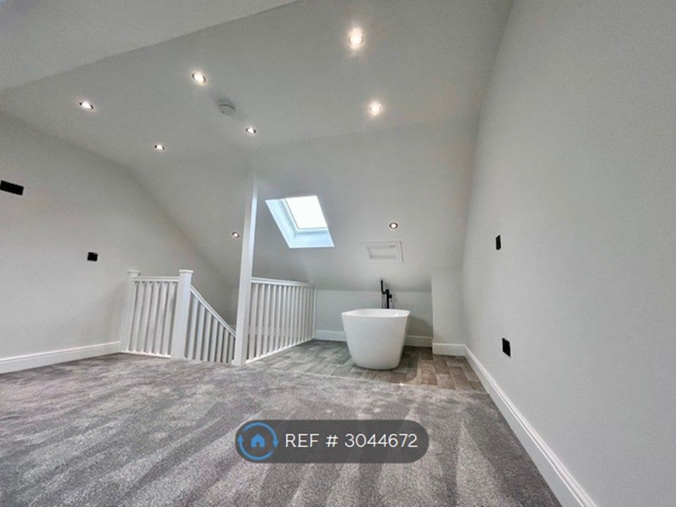 Property photo 1 of 20 Master Bedroom With Freestanding Bath