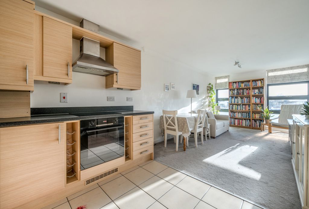 Property photo 1 of 12 1393052-17-69457c...