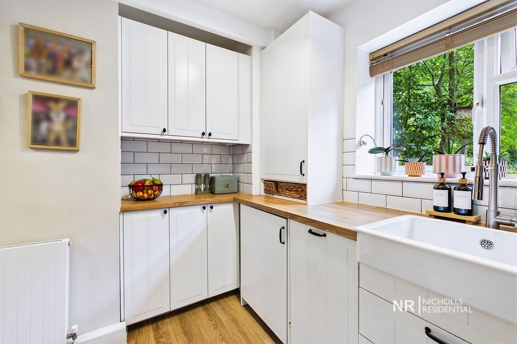 Property photo 3 of 12 Kitchen 1