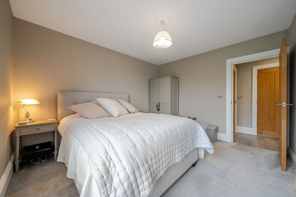 Property photo 2 of 10 Main Bedroom