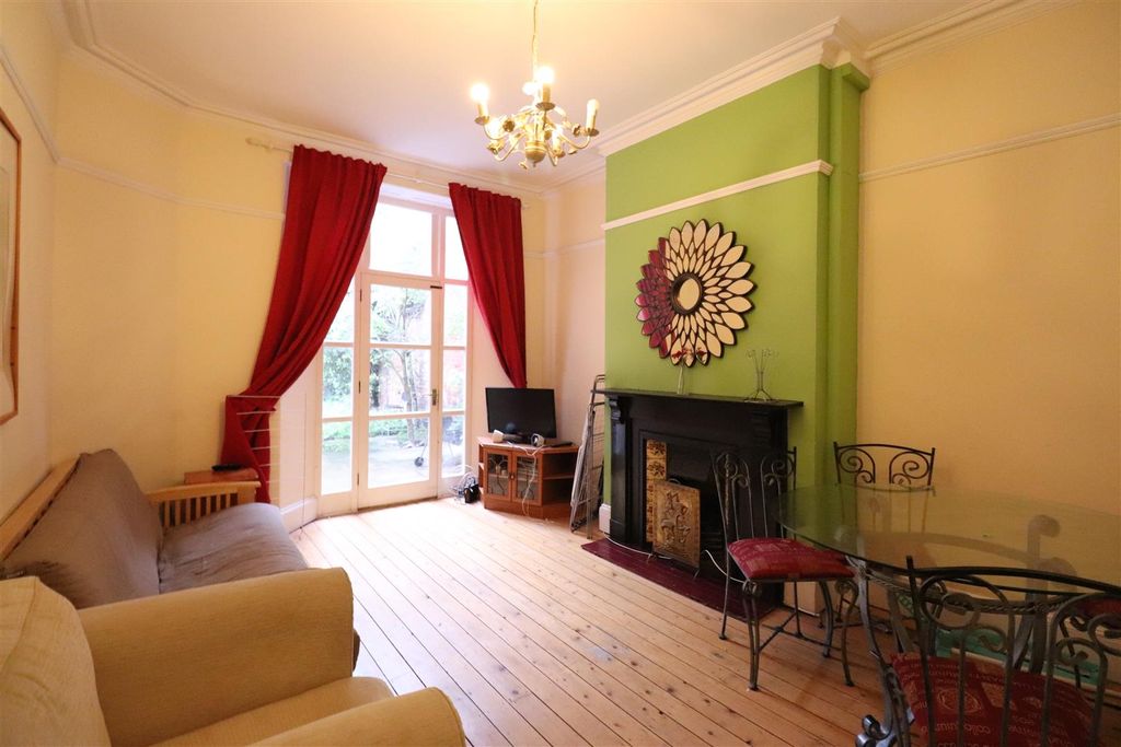 Property photo 2 of 36 Lounge