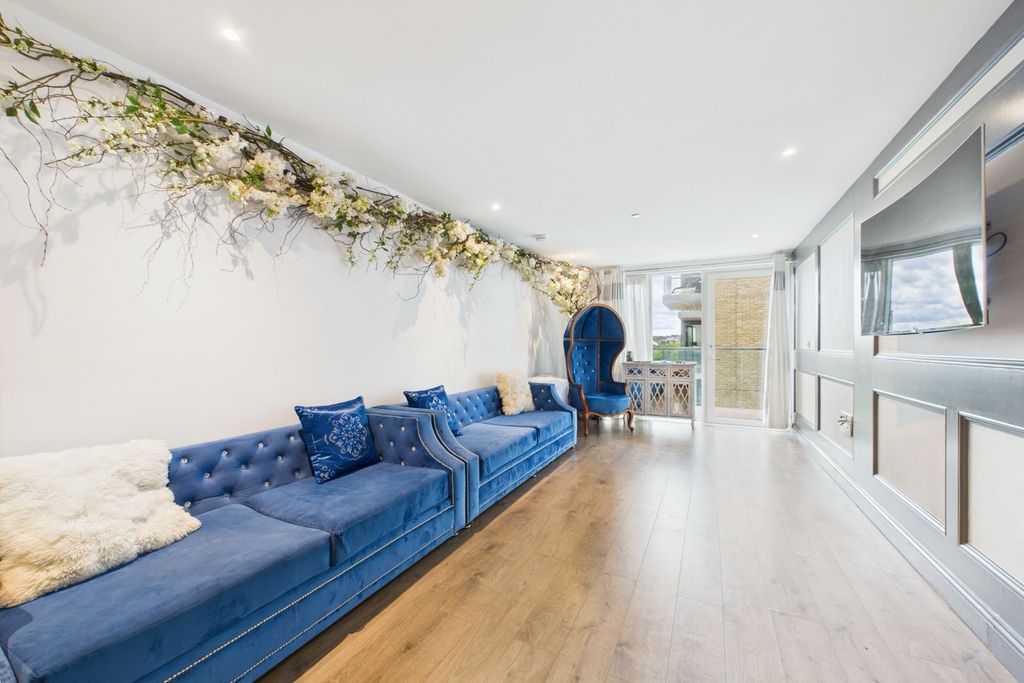 Property photo 3 of 18 Gallery