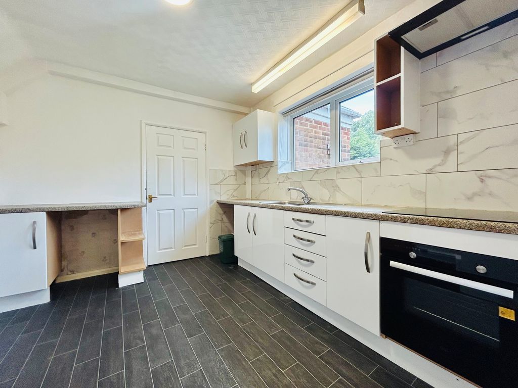 Property photo 2 of 10 Kitchen