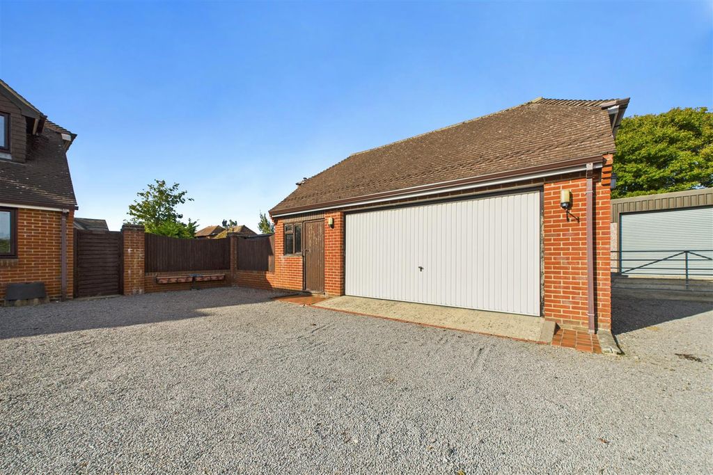 Property photo 3 of 37 Cam01894G0-Pr0229-Still003.Jpg