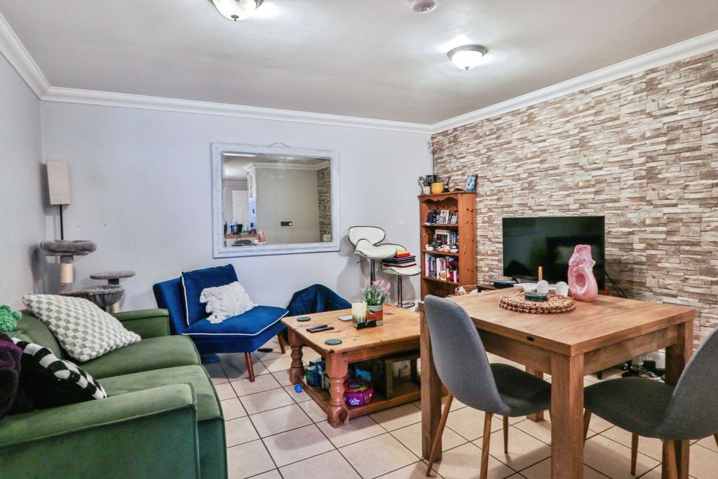 Property photo 3 of 13 Lounge