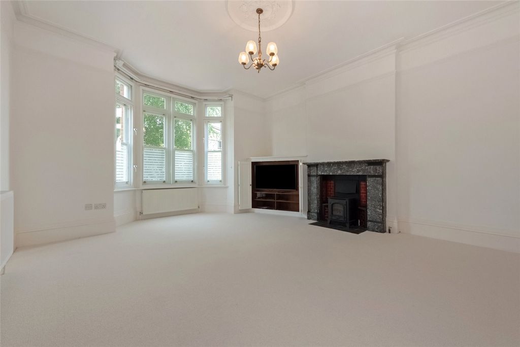 Property photo 3 of 18 Sitting Room