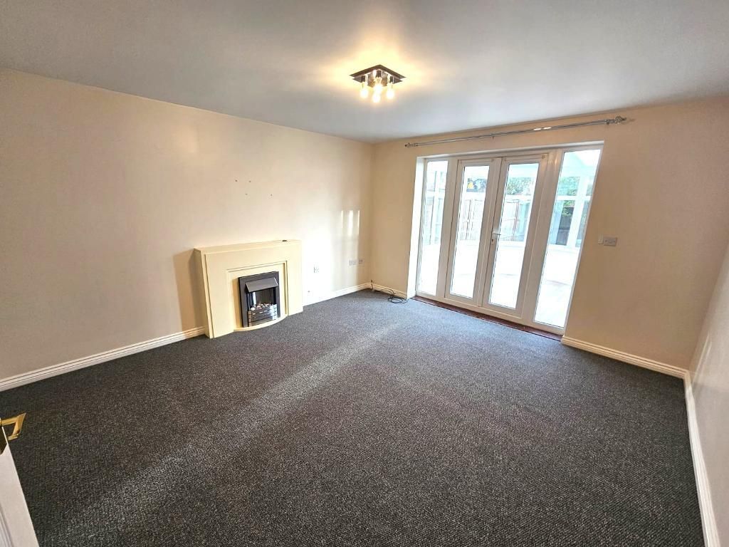 Property photo 3 of 17 Lounge