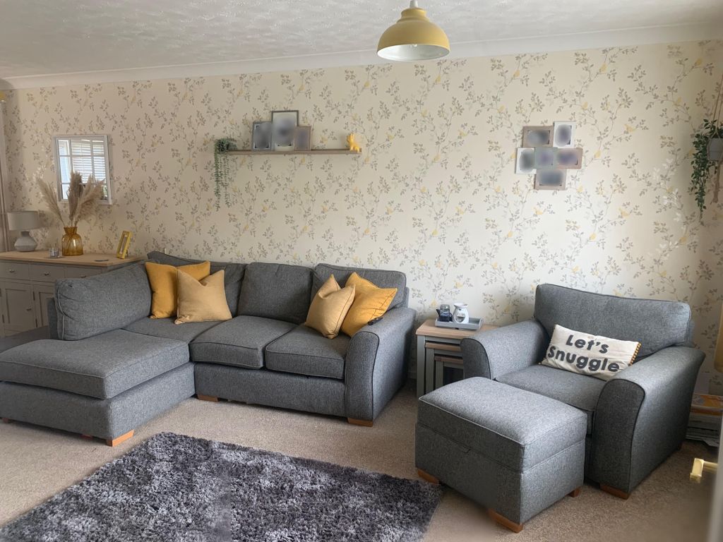 Property photo 3 of 11 Living Room