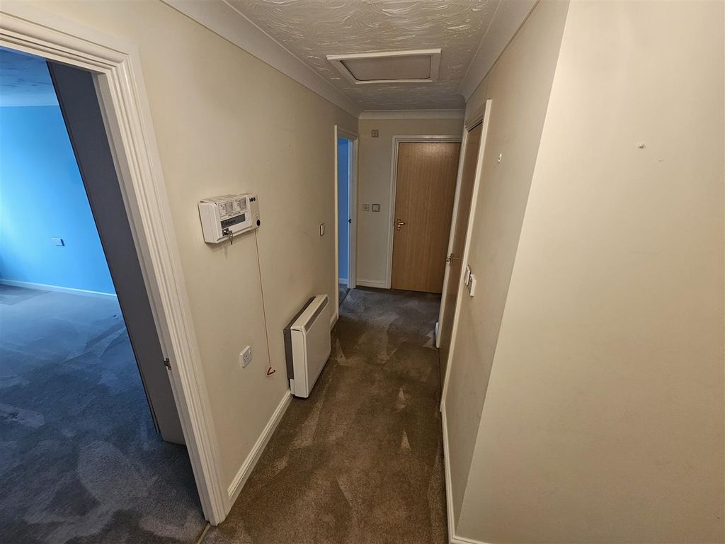 Property photo 2 of 12 Entrance Hall