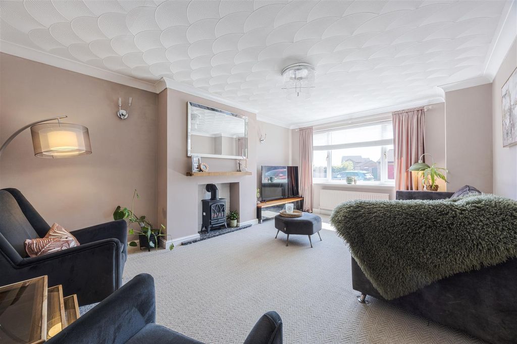 Property photo 3 of 28 Lounge