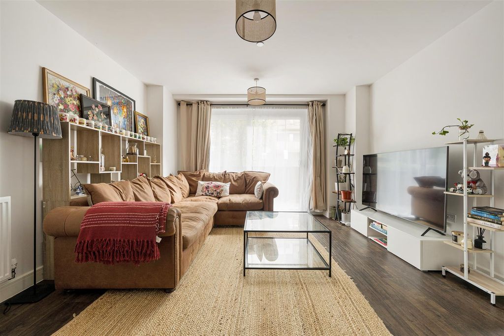 Property photo 2 of 29 Canal Walk, E17