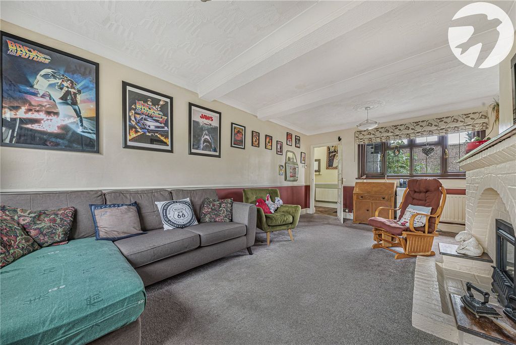 Property photo 3 of 34 Lounge