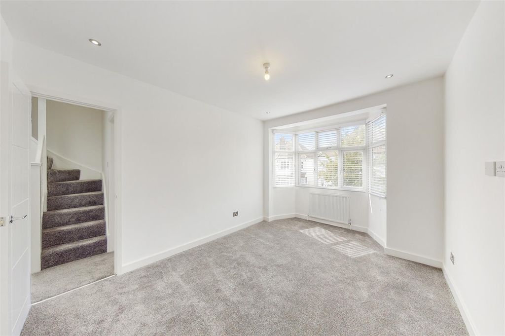 Property photo 3 of 8 58 Oldborough Road - Fq7Smgvggvjybyghd1B5.Jpg