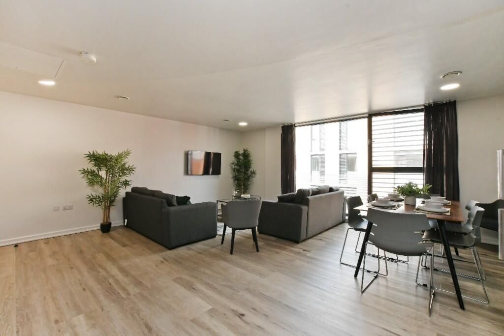 Property photo 1 of 11 Bright And Spacious Contemporary Living Room Featu...
