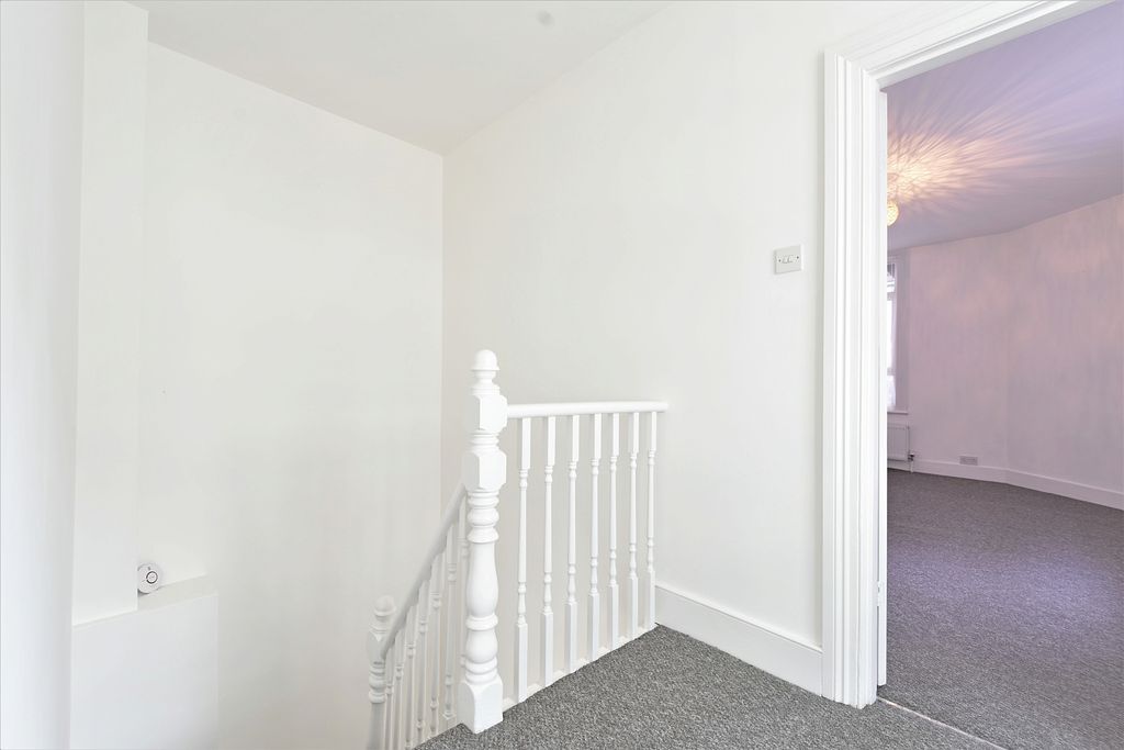 Property photo 3 of 9 Photo 04