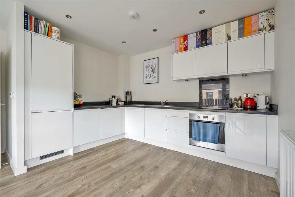 Property photo 3 of 18 Merriam Close, E4