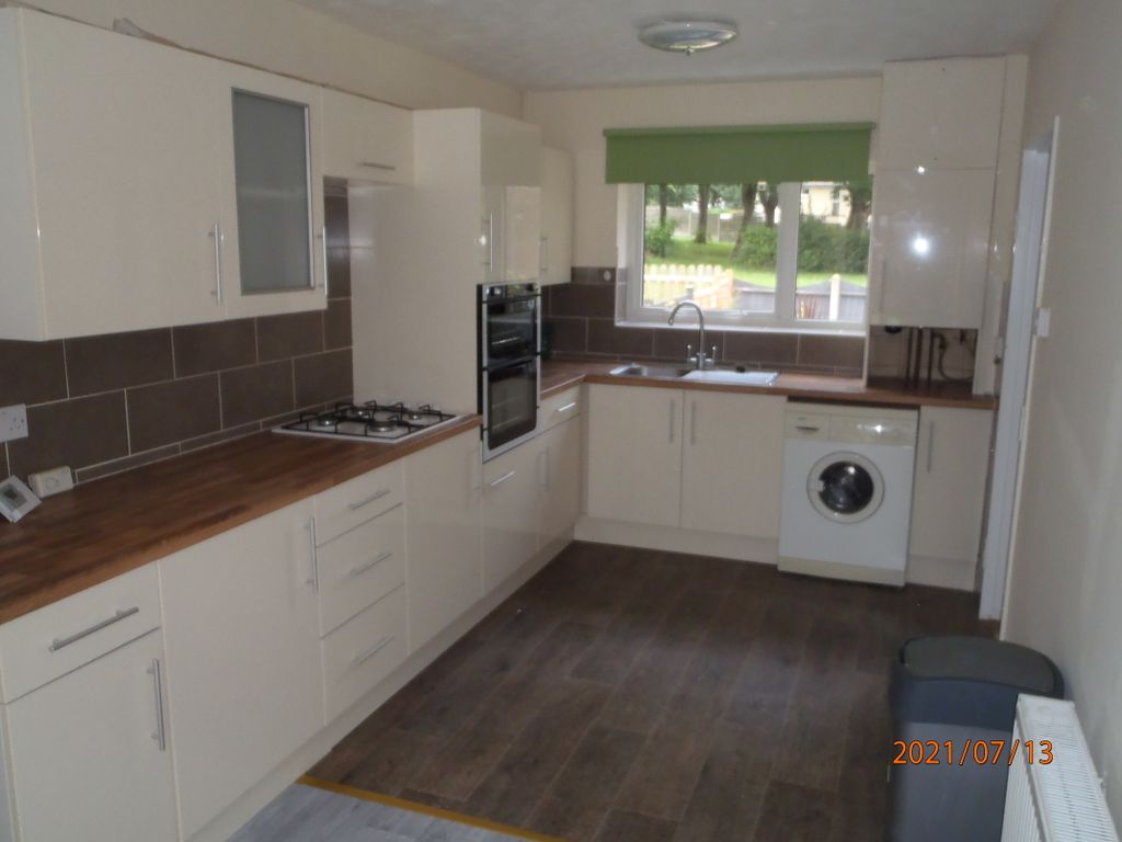 Property photo 3 of 8 Fitted Kitchen