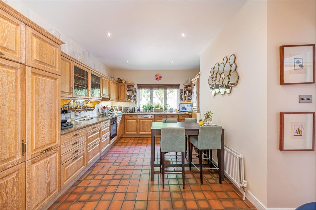 Property photo 3 of 18 1 Egliston Lawns Kit.Jpg