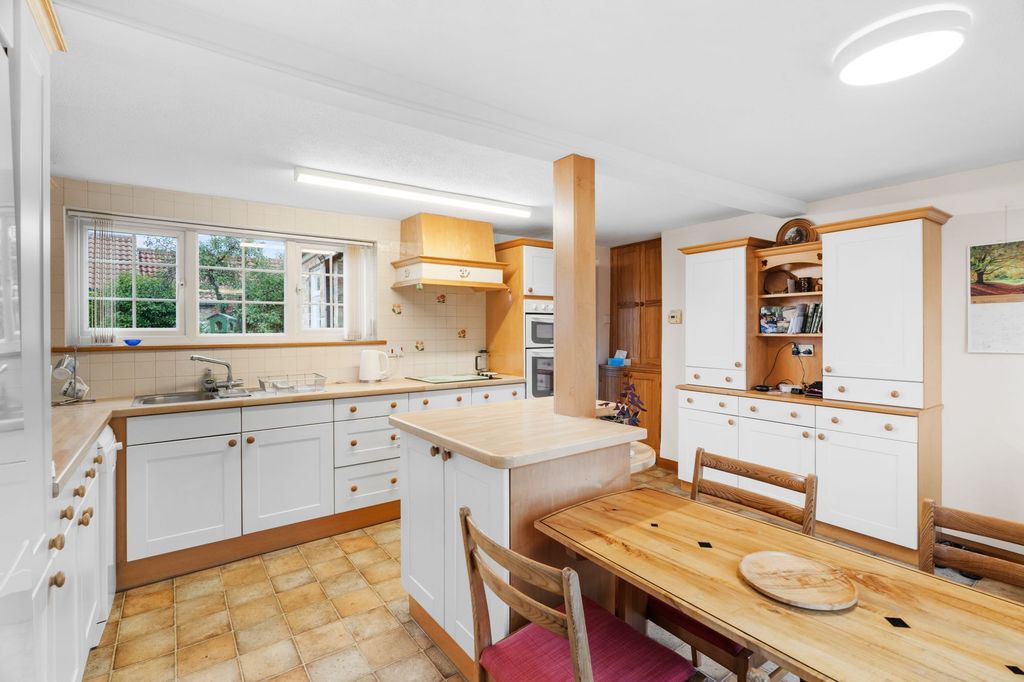 Property photo 2 of 31