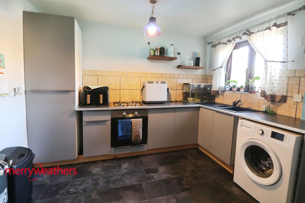 Property photo 3 of 11 Kitchen