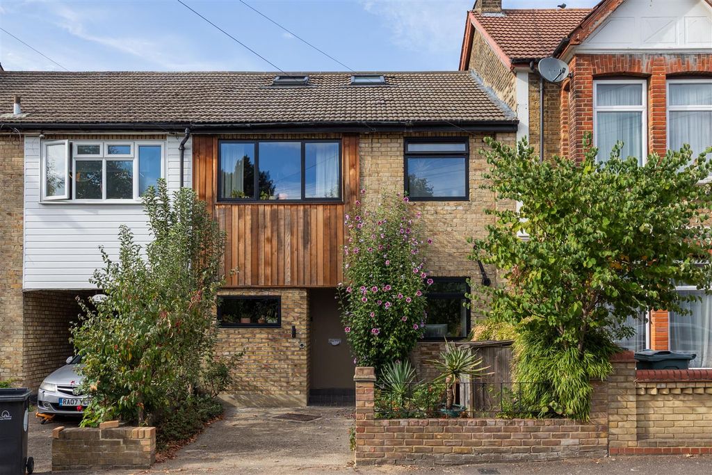 Property photo 1 of 33 Abbotts Park Road, E10