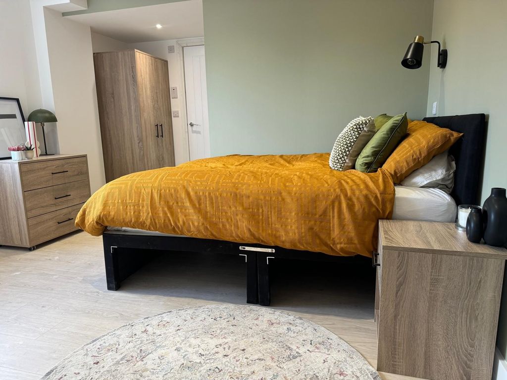 Property photo 1 of 5 Double Bedroom