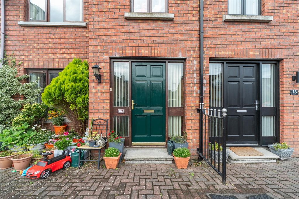 Property photo 3 of 25 17 Burn Brae Mews 23.Jpg