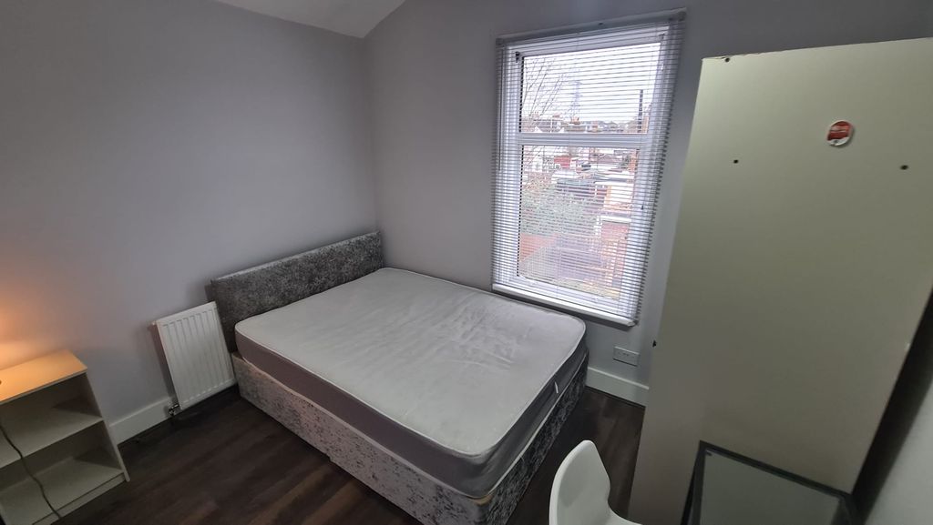 Property photo 1 of 12 Room 5- £700 Available From 24/09/2025