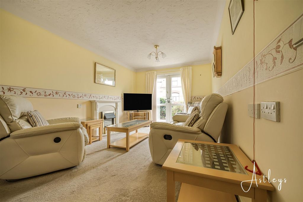 Property photo 3 of 15 Lounge/Dining Room