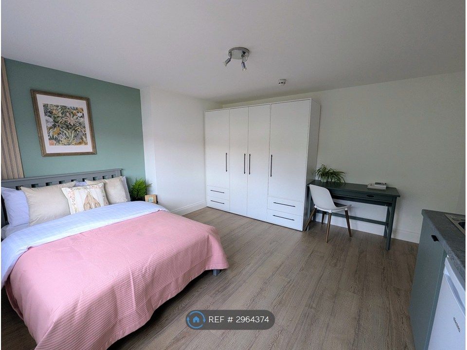 Property photo 1 of 16 Room 6