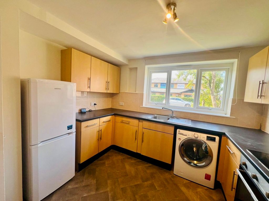 Property photo 3 of 11 Kitchen