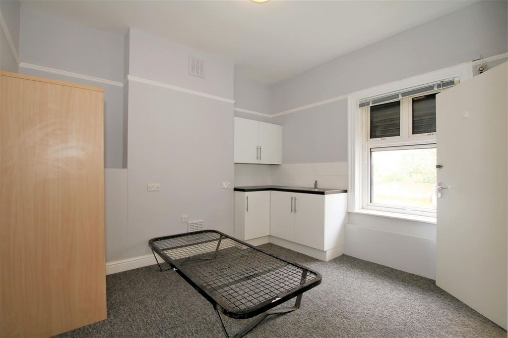 Property photo 3 of 6 Studio