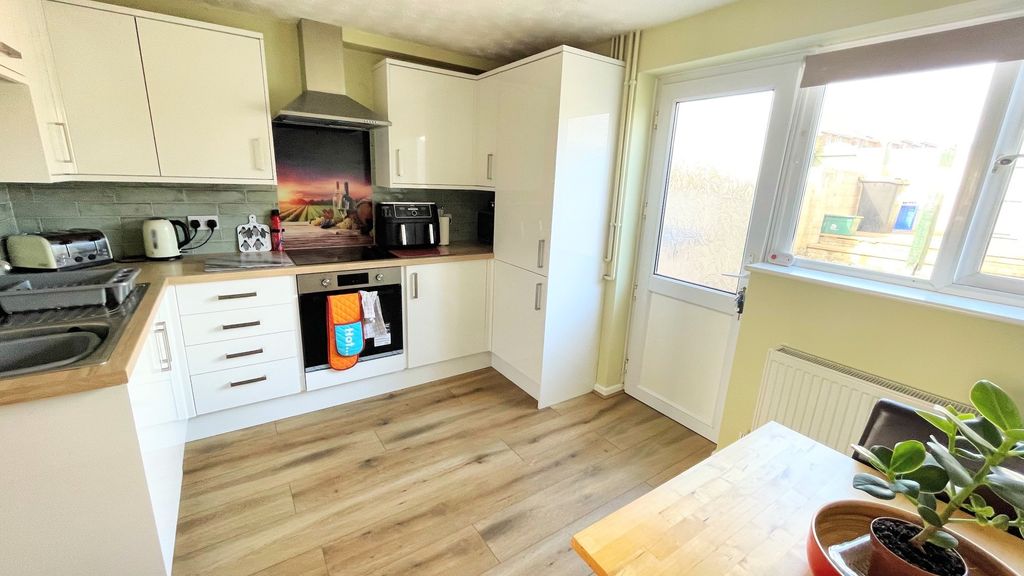 Property photo 3 of 8 Kitchen