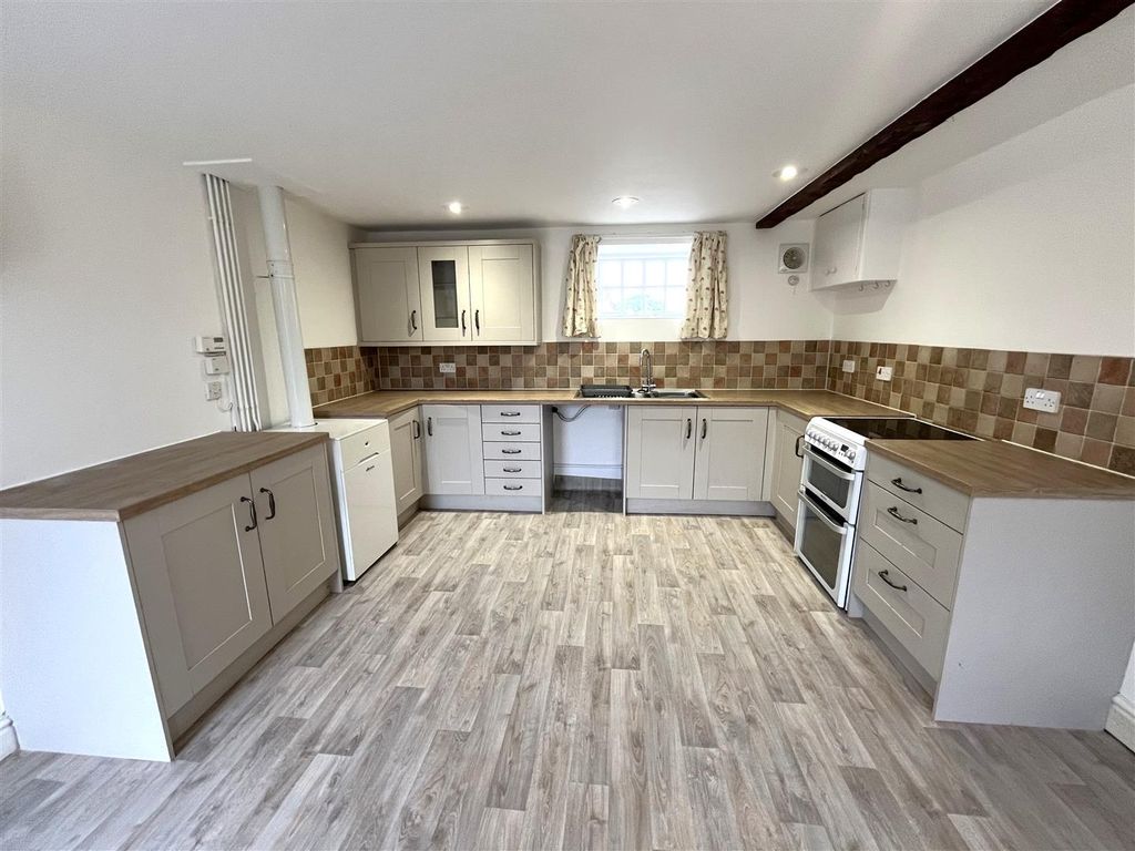 Property photo 2 of 11 Kitchen
