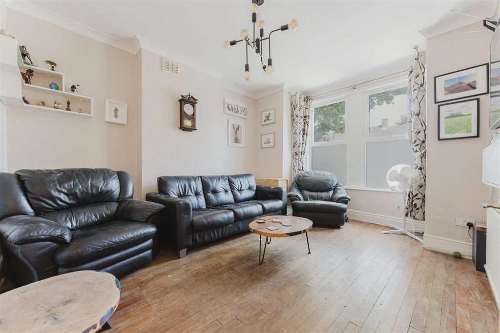 Property photo 2 of 13 234 Greenford Ave Recp A.Jpg