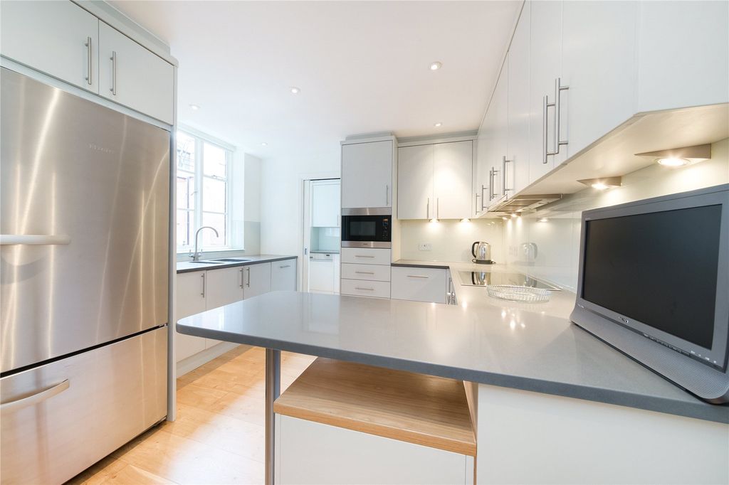 Property photo 3 of 8 Kitchen