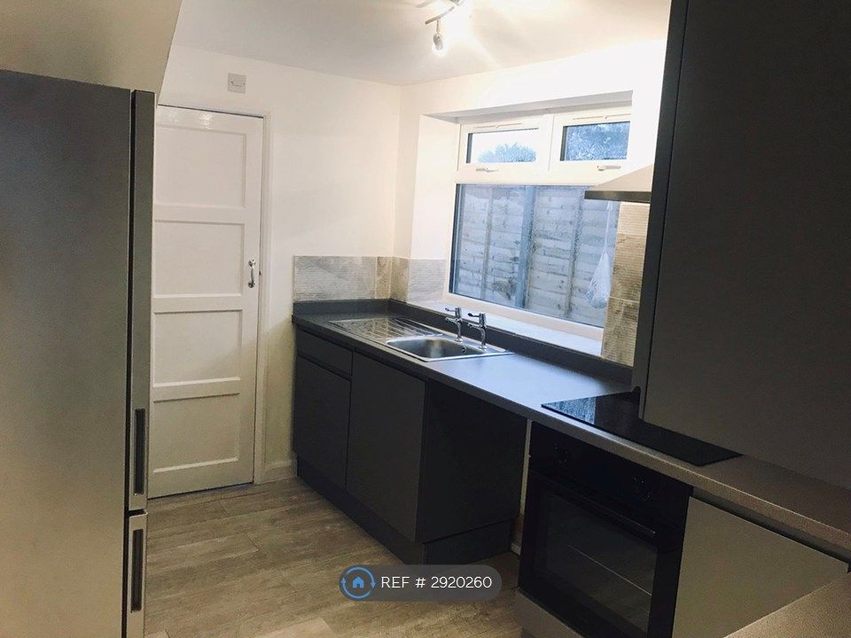 Property photo 3 of 11 Kitchen