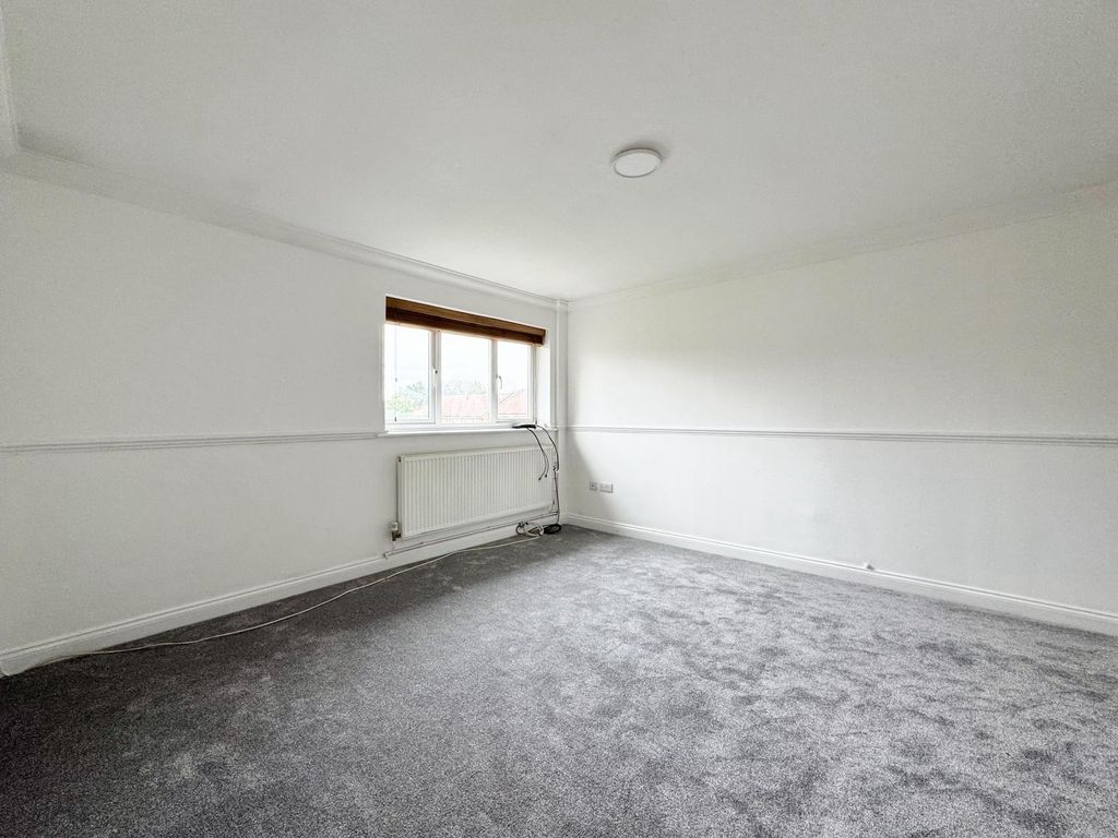 Property photo 1 of 6 Coltsfoot Green, Luton