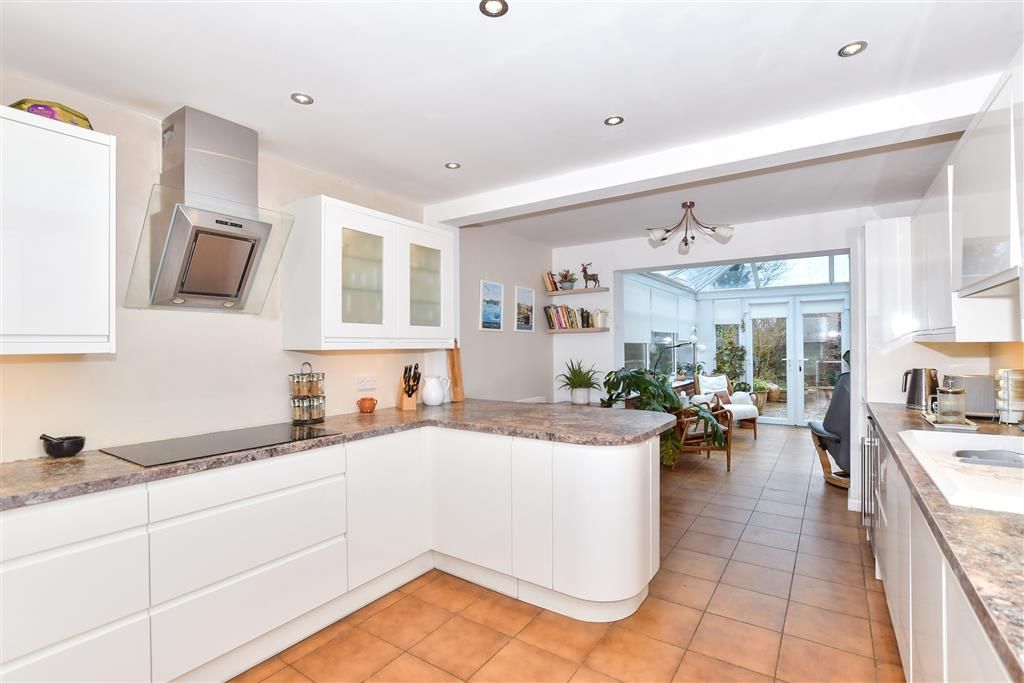 Property photo 2 of 9 Kitchen