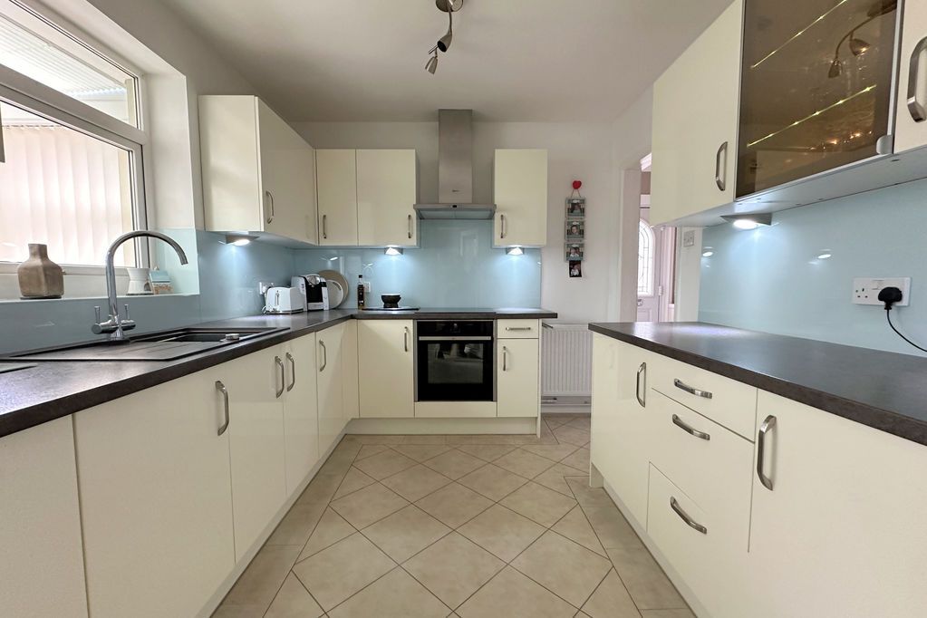 Property photo 3 of 19 Kitchen