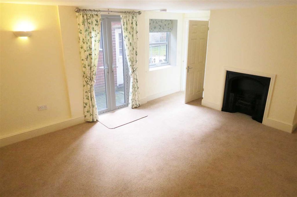 Property photo 3 of 6 Lounge:
