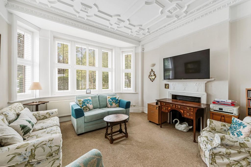 Property photo 1 of 17 10 Hauteville Court Gardens-3.Jpg