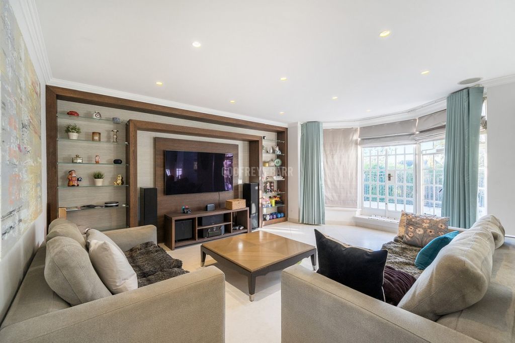 Property photo 3 of 18