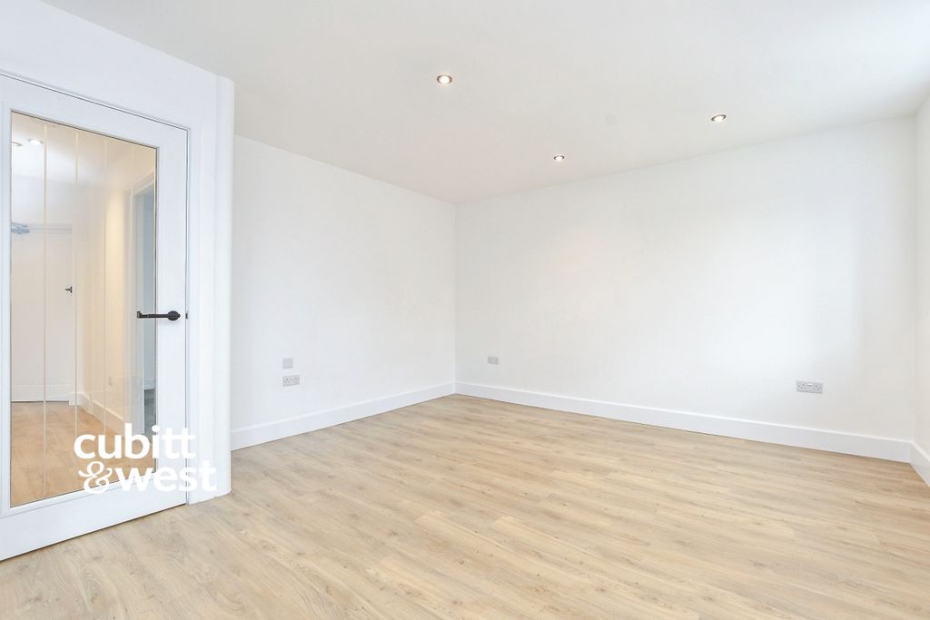 Property photo 3 of 15 F4A51816-901Heeu8