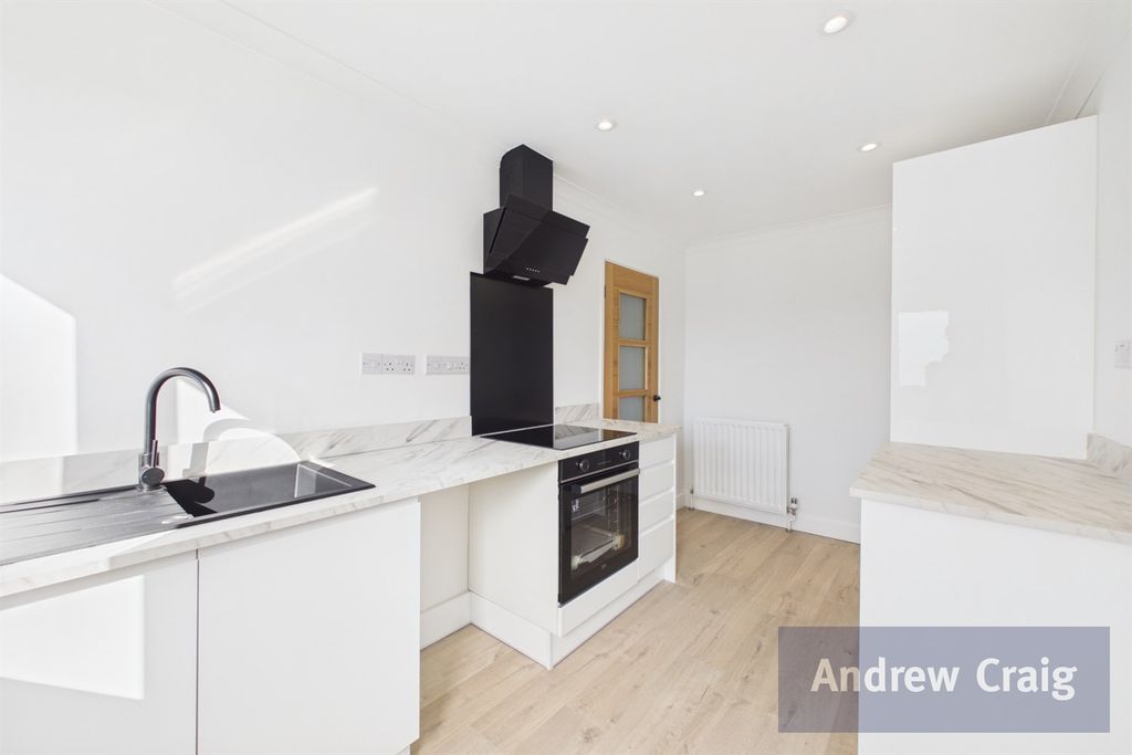 Property photo 3 of 10 Kitchen