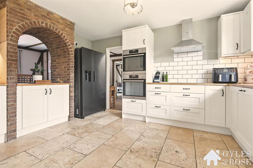 Property photo 3 of 31 Kitchen