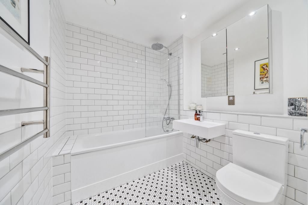 Property photo 2 of 11 Bathroom